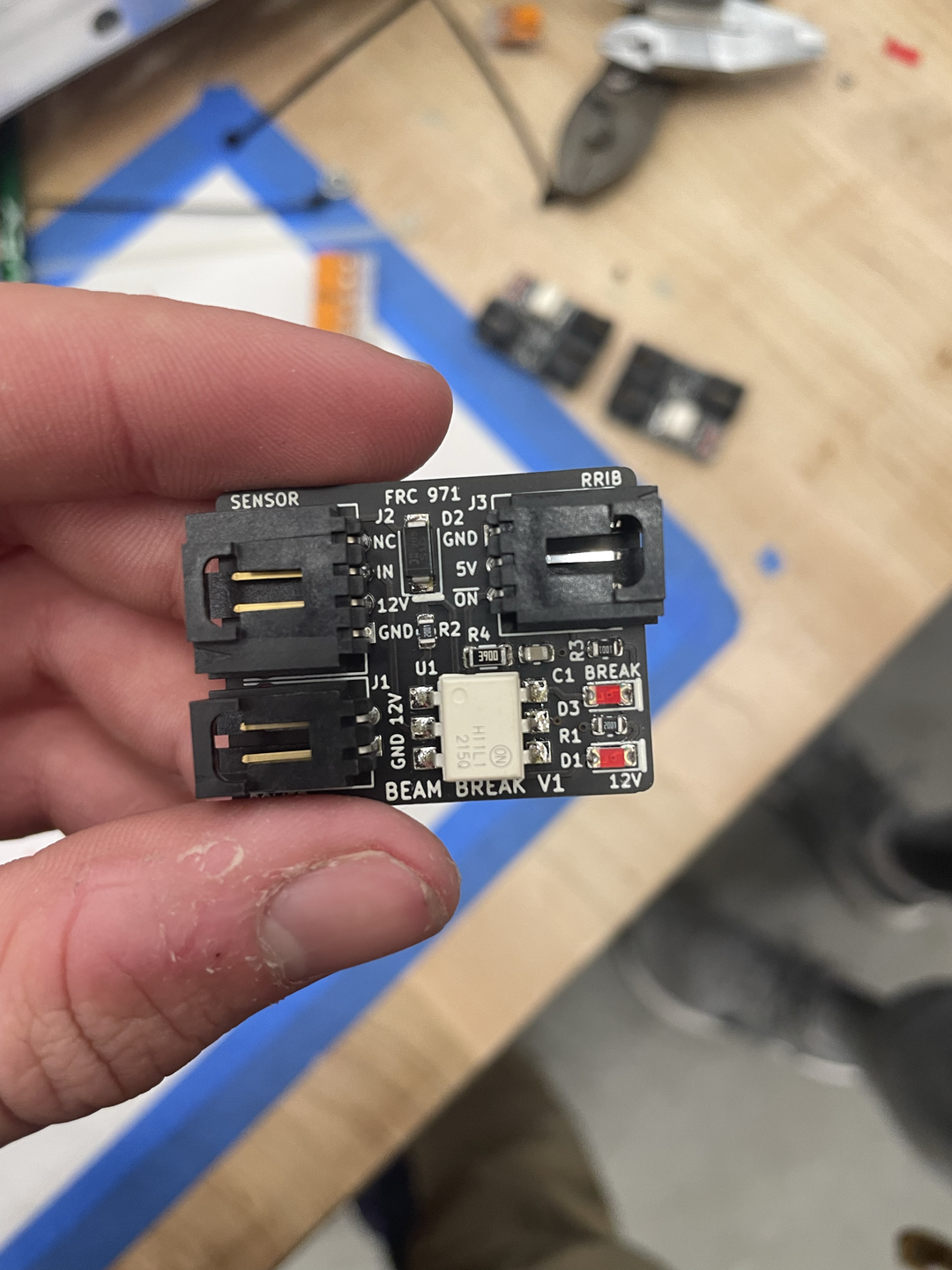 Beam break sensor circuit for object detection.